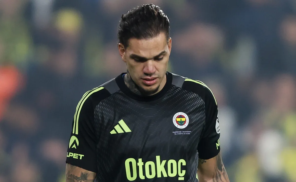 Falha de Ederson no Fenerbahçe gerou críticas e levantou debate sobre vaga de titular na Seleção Brasileira