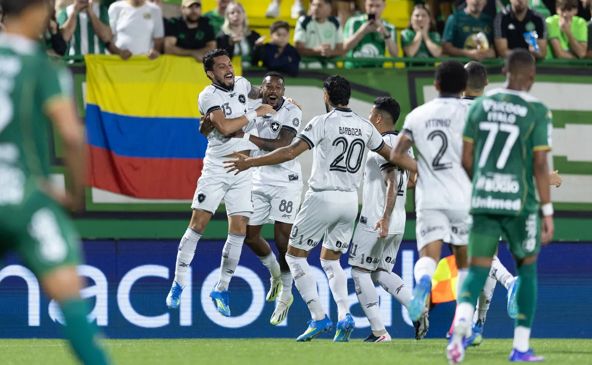 Botafogo aproveita falhas da Chapecoense, abre vantagem cedo e garante vitória por 4 a 1