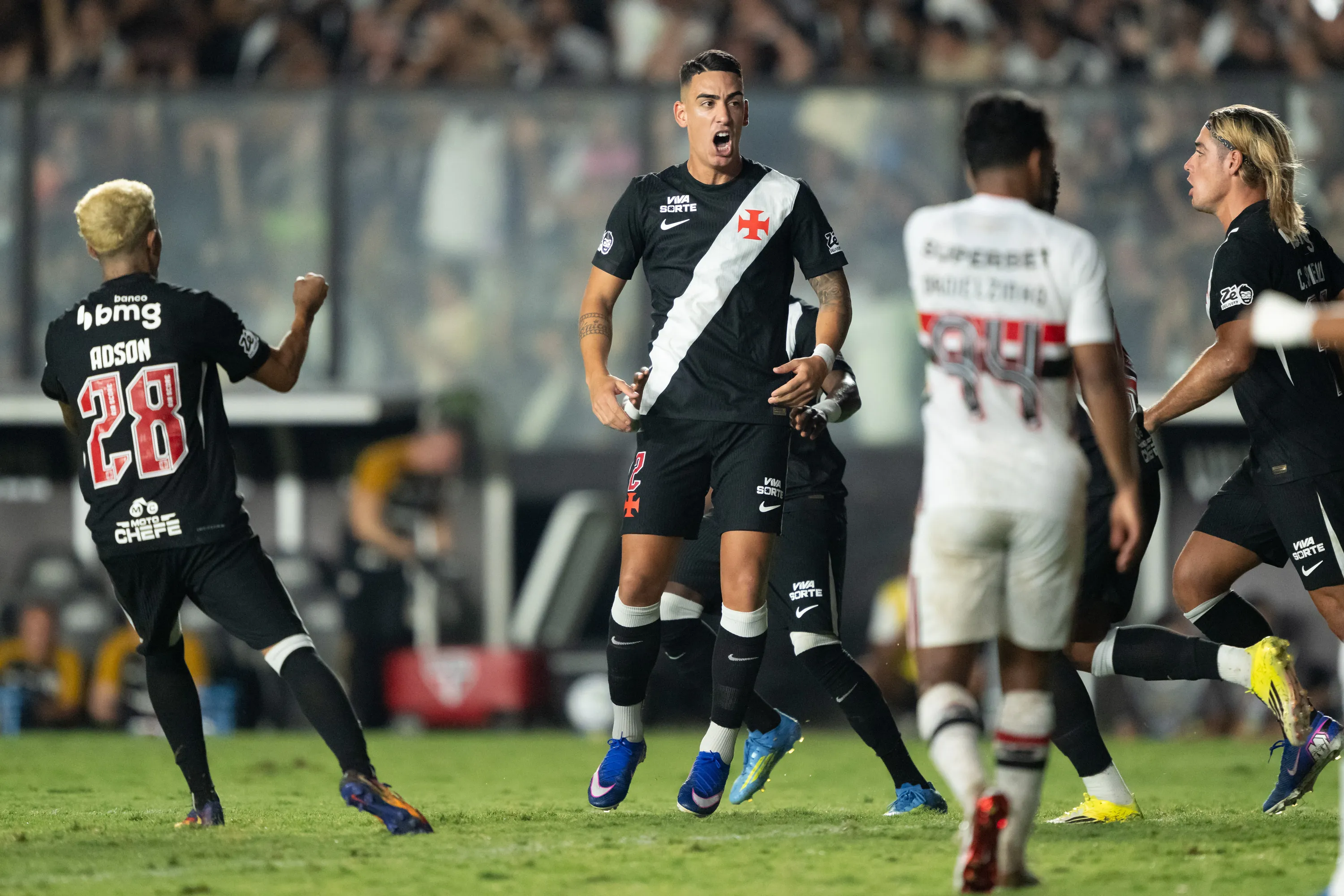 RJ – RIO DE JANEIRO – 18/04/2026 – BRASILEIRO A 2026, VASCO X SAO PAULO – Puma Rodriguez jogador do Vasco comemora seu gol durante partida contra o Sao Paulo no estadio Sao Januario pelo campeonato Brasileiro A 2026. Foto: Jorge Rodrigues/AGIF