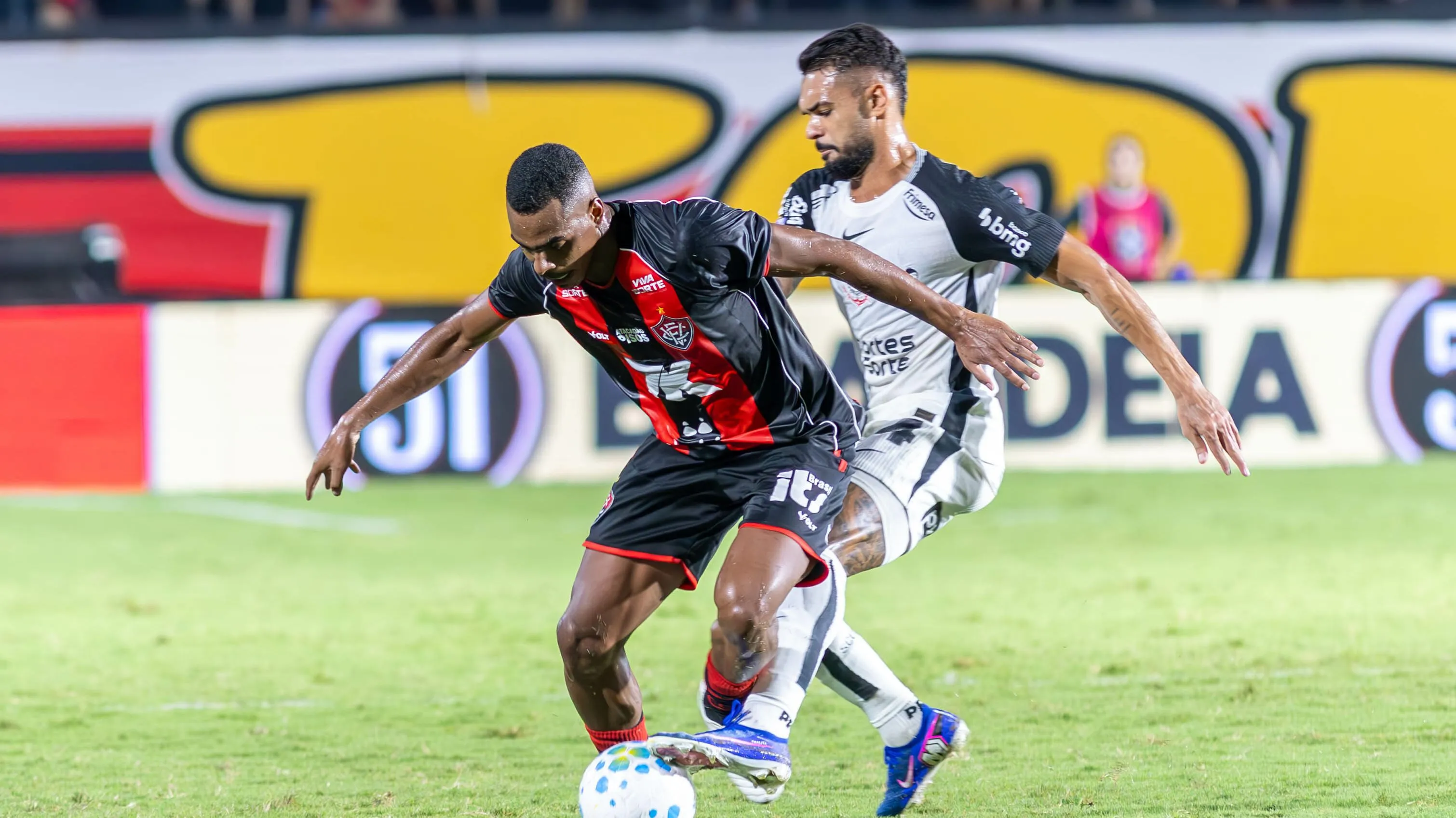 Raniele, jogador do Corinthians, durante partida contra o Vitoria no estadio Barradao pelo campeonato Brasileiro A 2026. Foto: Marcio Jose/AGIF