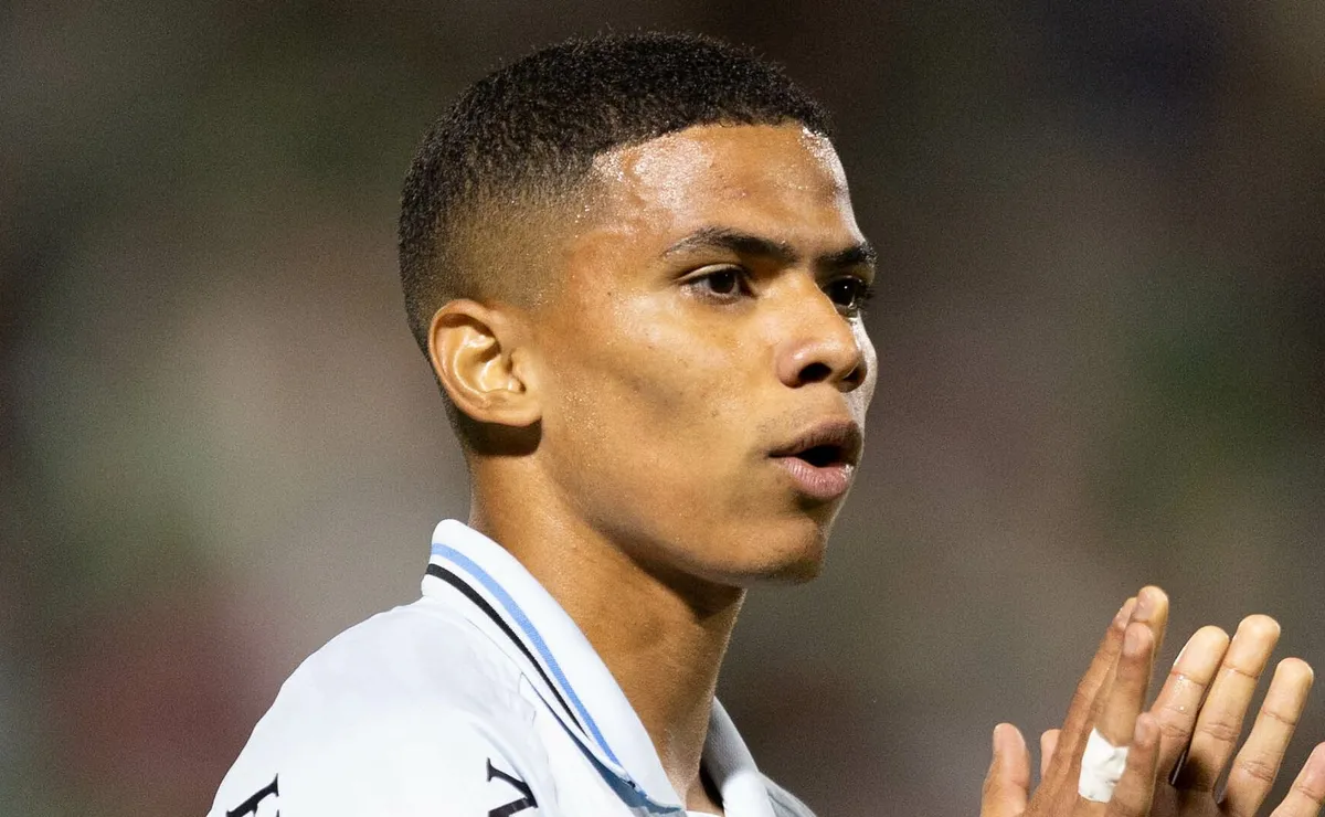 José Enamorado acerta a trave contra o Cruzeiro e recebe elogios da torcida do Grêmio no Mineirão