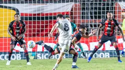 Rodrigo Garro arrisca finalização no duelo entre Vitória x Corinthians Foto: Marcio Jose/AGIF
