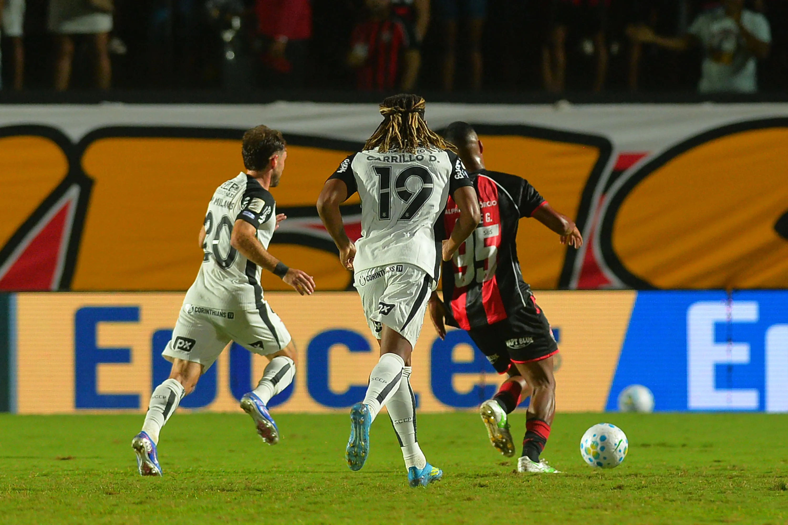 Carrillo jogador do Corinthians durante partida contra o Vitoria no estadio Barradao pelo campeonato Brasileiro A 2026. Foto: Walmir Cirne/AGIF