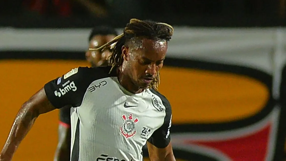 Carrillo jogador do Corinthians durante partida contra o Vitoria no estádio Barradão. Foto: Walmir Cirne/AGIF