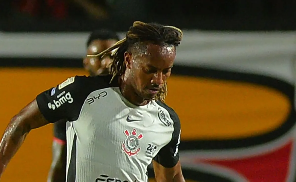 Atuação de Carrillo em Vitória x Corinthians gera críticas e repercute entre torcedores: “Jogador medíocre”