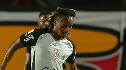 Carrillo jogador do Corinthians durante partida contra o Vitoria no estádio Barradão. Foto: Walmir Cirne/AGIF