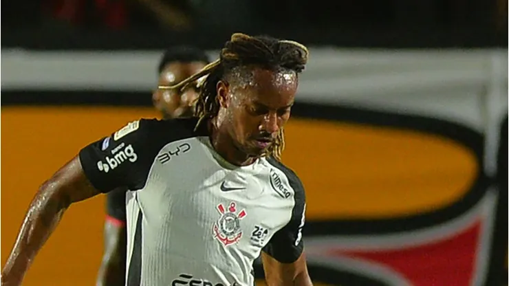Carrillo jogador do Corinthians durante partida contra o Vitoria no estádio Barradão. Foto: Walmir Cirne/AGIF