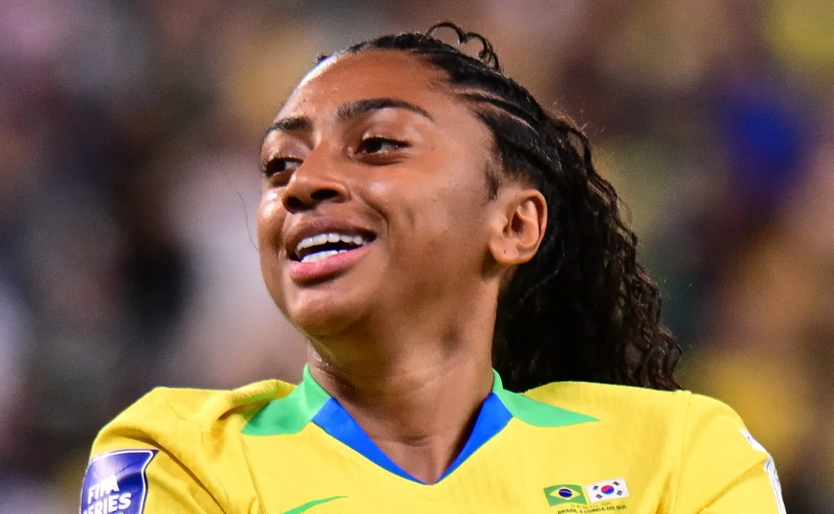 Kerolin herda a 10, minimiza pressão por prêmios e foca no coletivo da Seleção