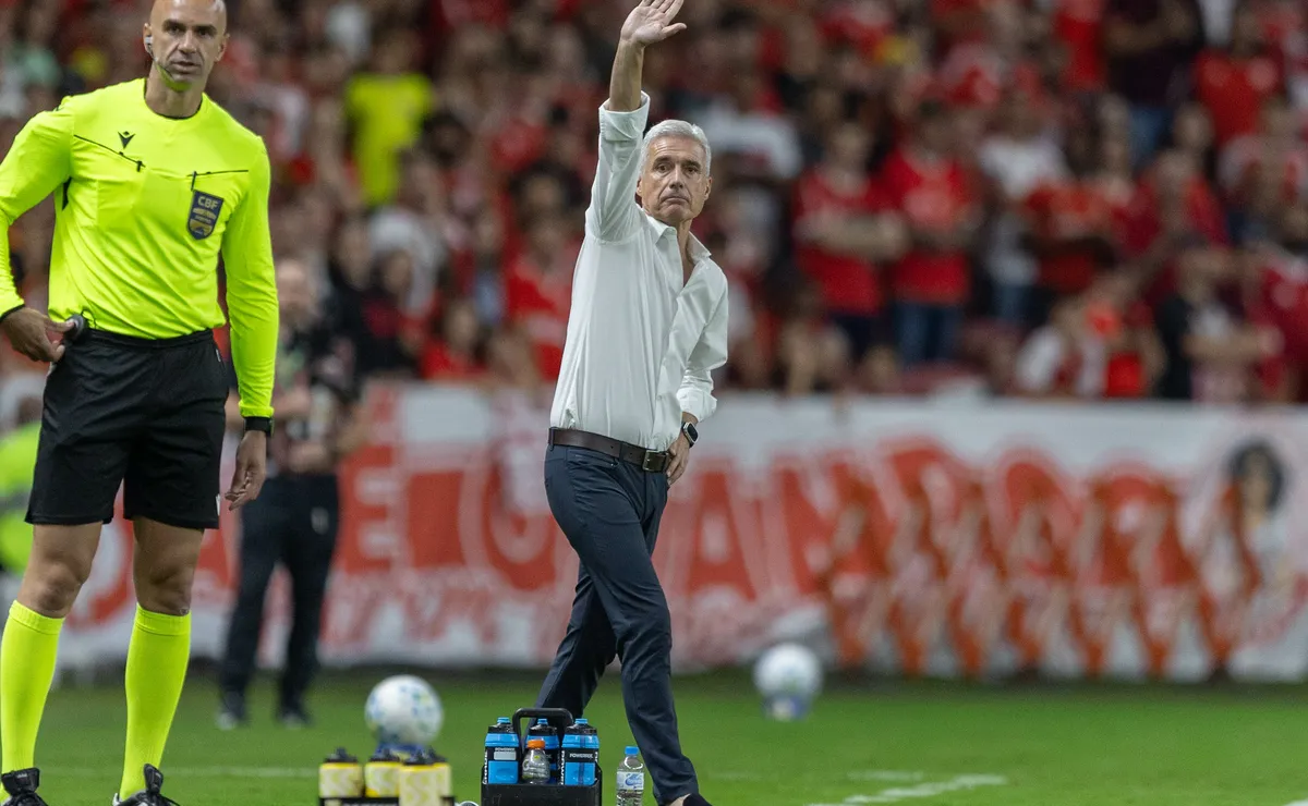 Luis Castro se revolta com atuação e cobra melhora do Grêmio nas próximas rodadas: “Temos que mudar”