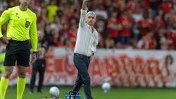 RS - PORTO ALEGRE - 11/04/2026 - BRASILEIRO A 2026, INTERNACIONAL X GREMIO - Luis Castro tecnico do Gremio durante partida contra o Internacional no estadio Beira-Rio pelo campeonato Brasileiro A 2026. Foto: Liamara Polli/AGIF