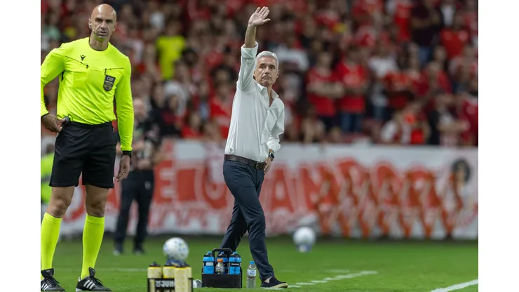 RS - PORTO ALEGRE - 11/04/2026 - BRASILEIRO A 2026, INTERNACIONAL X GREMIO - Luis Castro tecnico do Gremio durante partida contra o Internacional no estadio Beira-Rio pelo campeonato Brasileiro A 2026. Foto: Liamara Polli/AGIF