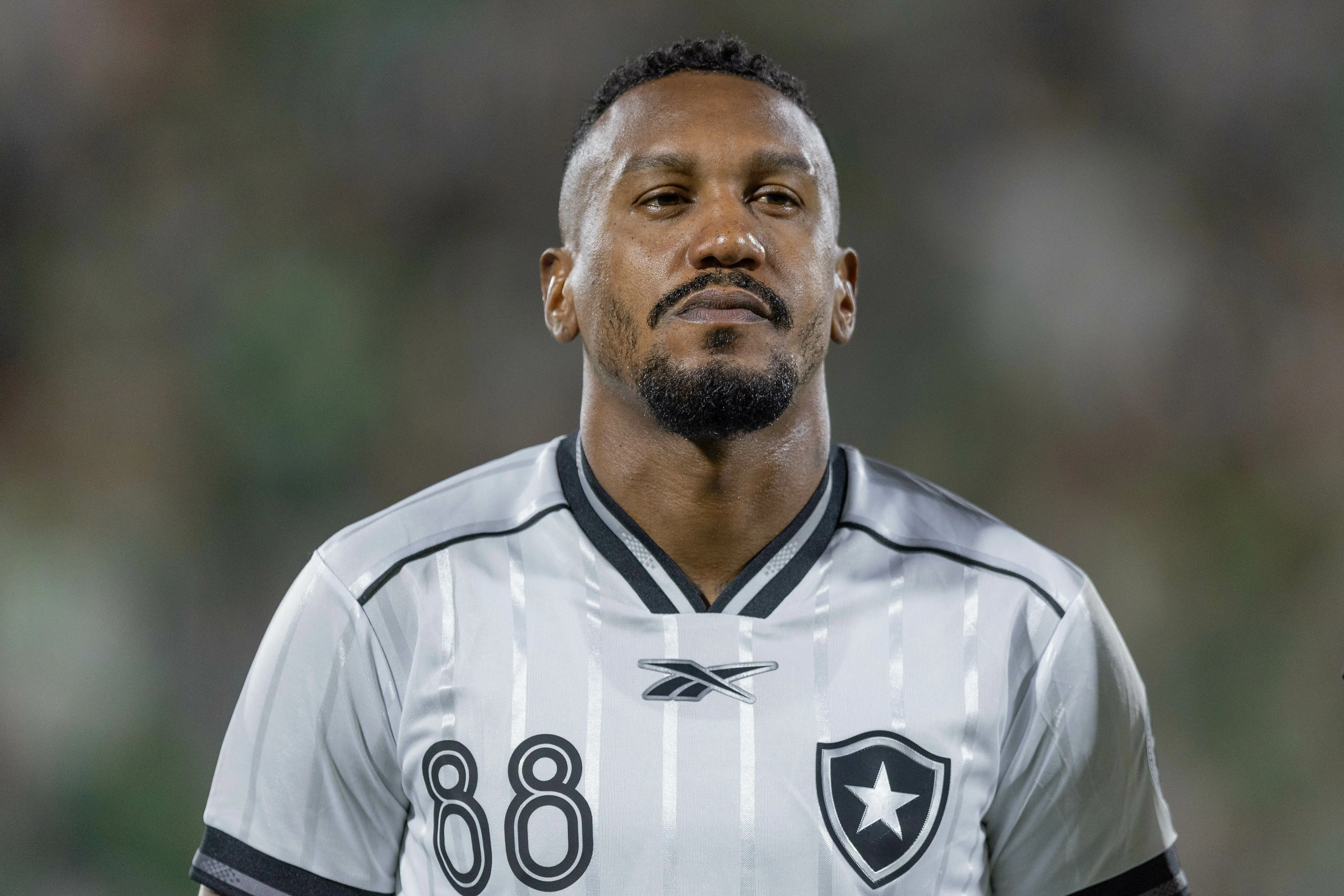 SC – CHAPECO – 18/04/2026 – BRASILEIRO A 2026, CHAPECOENSE X BOTAFOGO – Edenilson jogador do Botafogo durante partida contra o Chapecoense no estadio Arena Conda pelo campeonato Brasileiro A 2026. Foto: Liamara Polli/AGIF