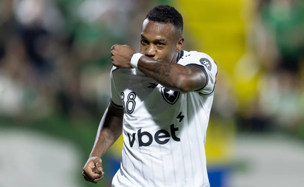 Edenílson brilha com dois gols, agradece torcida e embala Botafogo contra a Chape