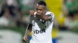 Edenílson brilha com dois gols, agradece torcida e embala Botafogo contra a Chape - Foto Liamara PolliAGIF