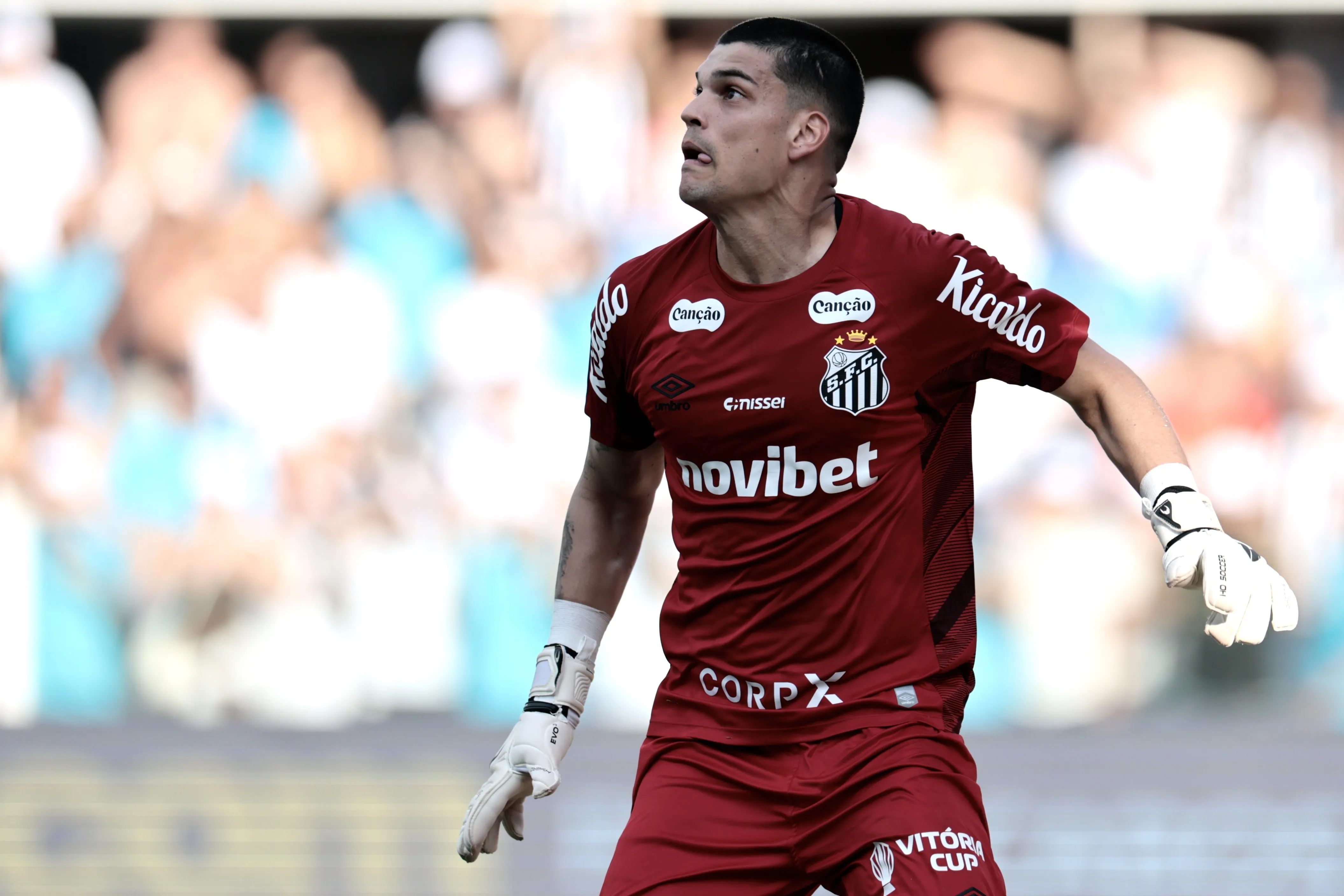SP – SANTOS – 15/03/2026 – BRASILEIRO A 2026, SANTOS X CORINTHIANS – GABRIEL BRAZAO goleiro do Santos durante partida contra o Corinthians no estadio Vila Belmiro pelo campeonato Brasileiro A 2026. Foto: Marcello Zambrana/AGIF