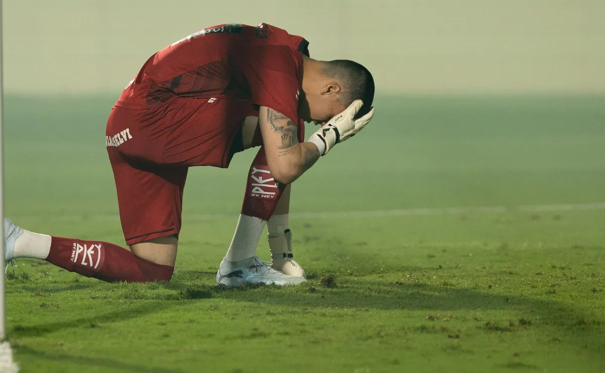 Gabriel Brazão revela drama familiar e explica como pai ajuda em fase de pressão no Santos