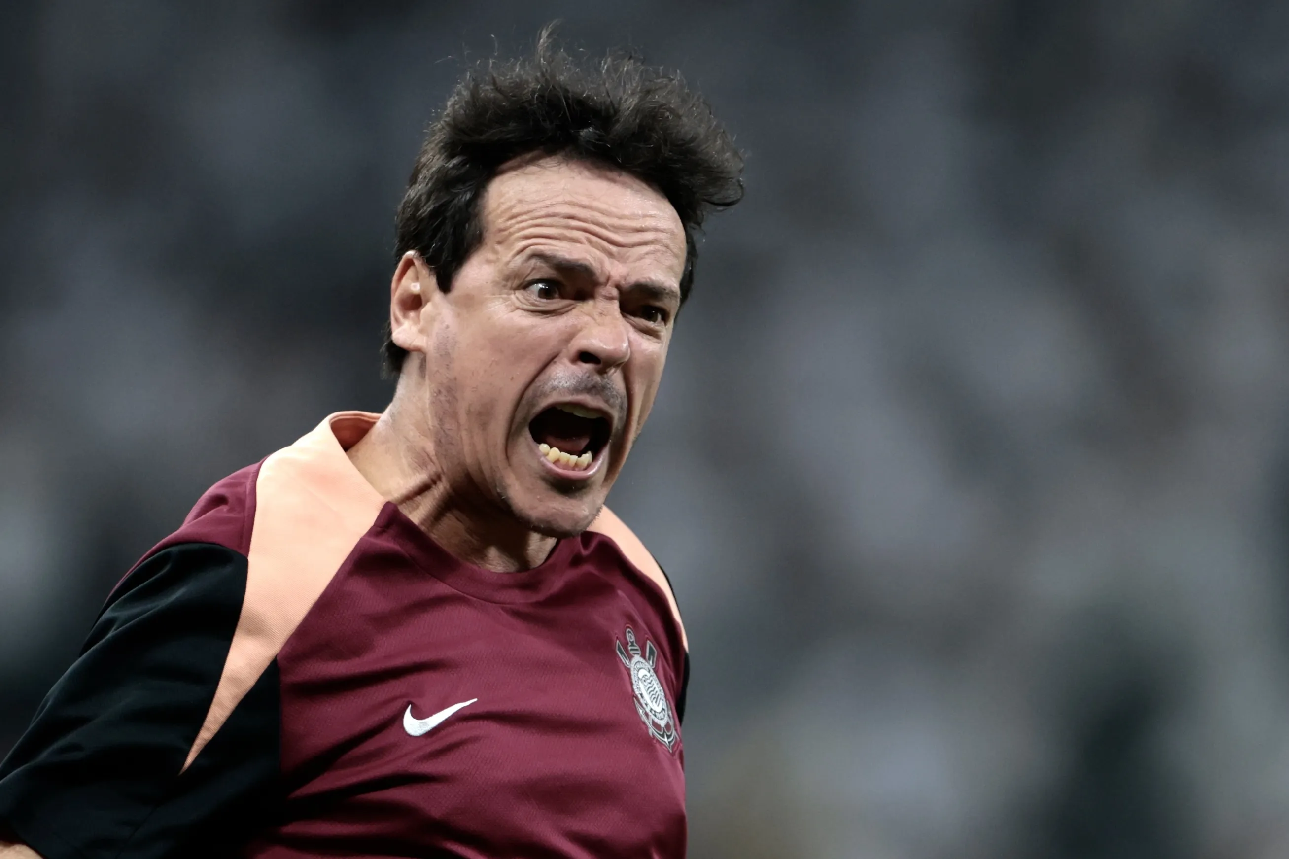 SP – SAO PAULO – 12/04/2026 – BRASILEIRO A 2026, CORINTHIANS X PALMEIRAS – Fernando Diniz tecnico do Corinthians durante partida contra o Palmeiras no estadio Arena Corinthians pelo campeonato Brasileiro A 2026. Foto: Marcello Zambrana/AGIF