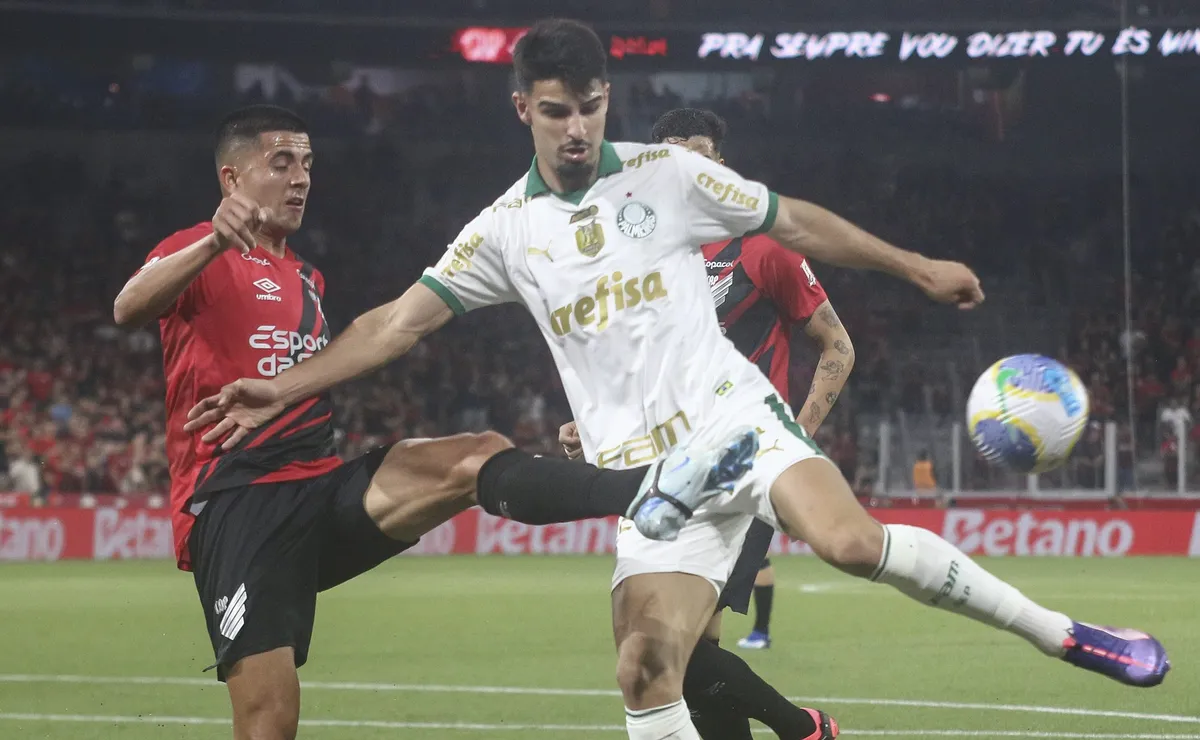 Palmeiras x Athletico-PR: onde assistir ao vivo, horário e escalações do jogo de hoje