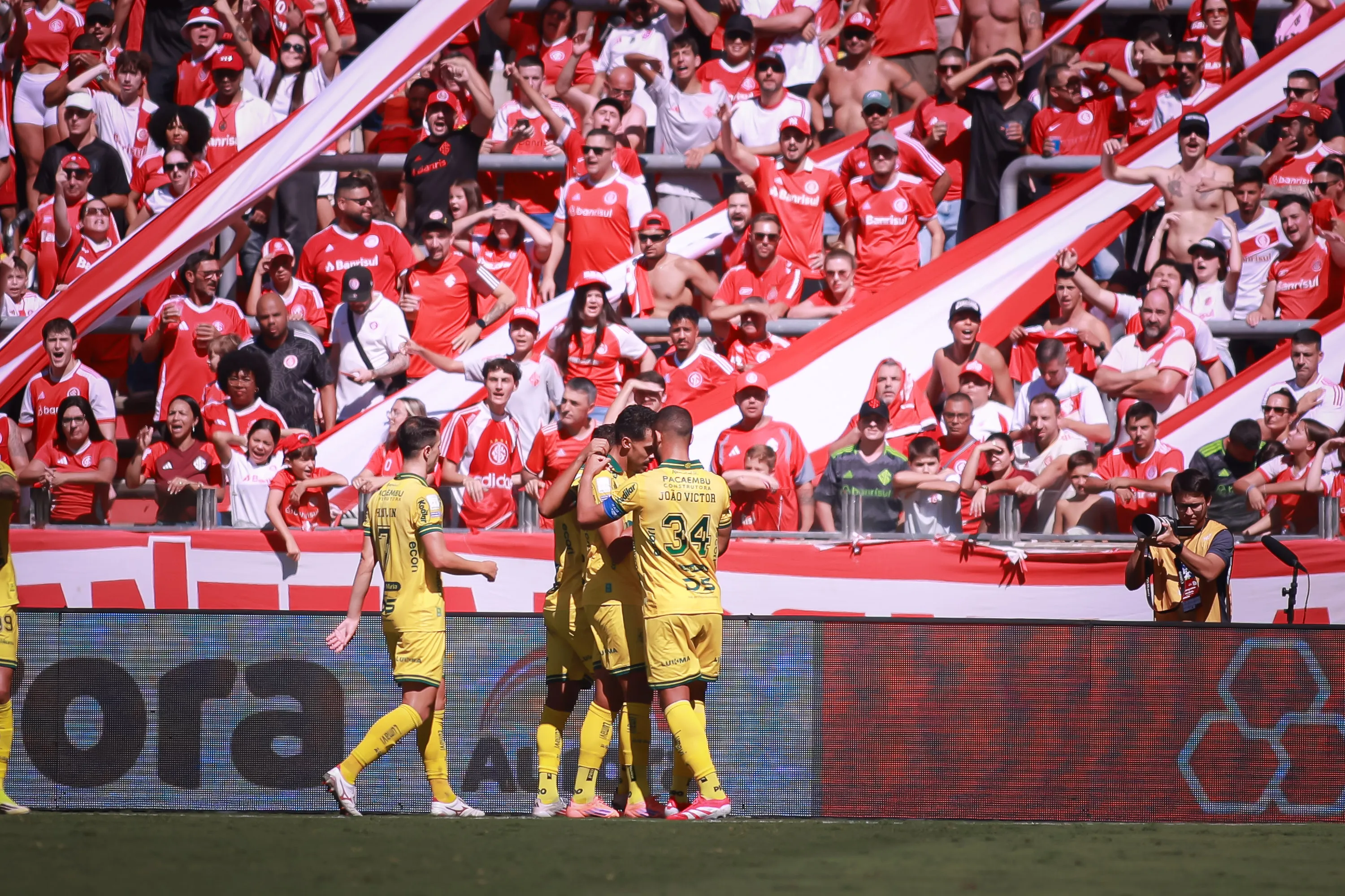 Jogadores do Mirassol comemorando o gol inicial. Foto: Maxi Franzoi/AGIF