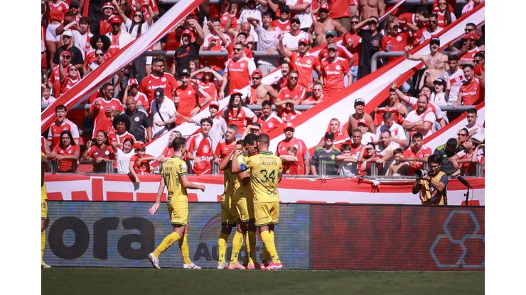 RS - PORTO ALEGRE - 19/04/2026 - BRASILEIRO A 2026, INTERNACIONAL X MIRASSOL - Lucas Oliveira jogador do Mirassol comemora seu gol com jogadores do seu time durante partida contra o Internacional no estadio Beira-Rio pelo campeonato Brasileiro A 2026. Foto: Maxi Franzoi/AGIF