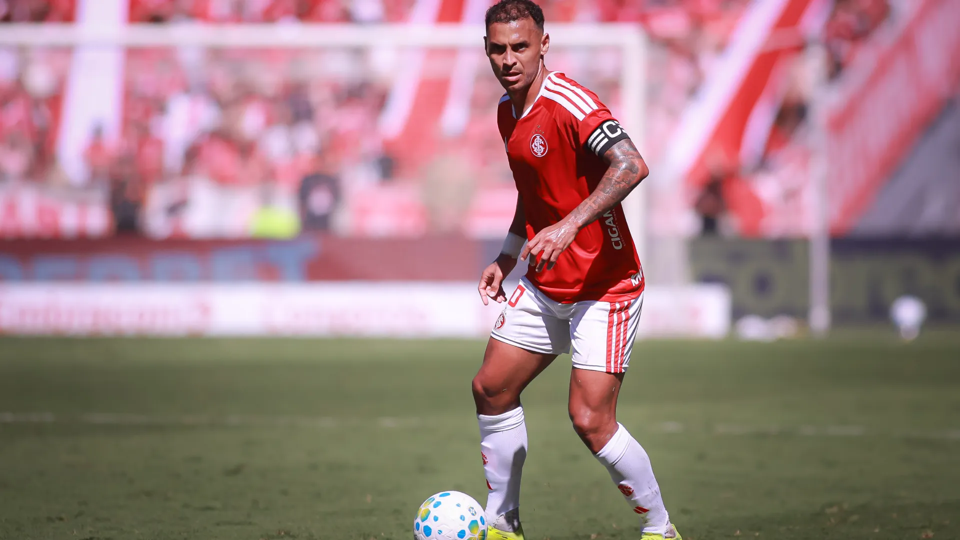 Alan Patrick em ação pelo Internacional contra o Mirassol – Foto: Maxi Franzoi/AGIF