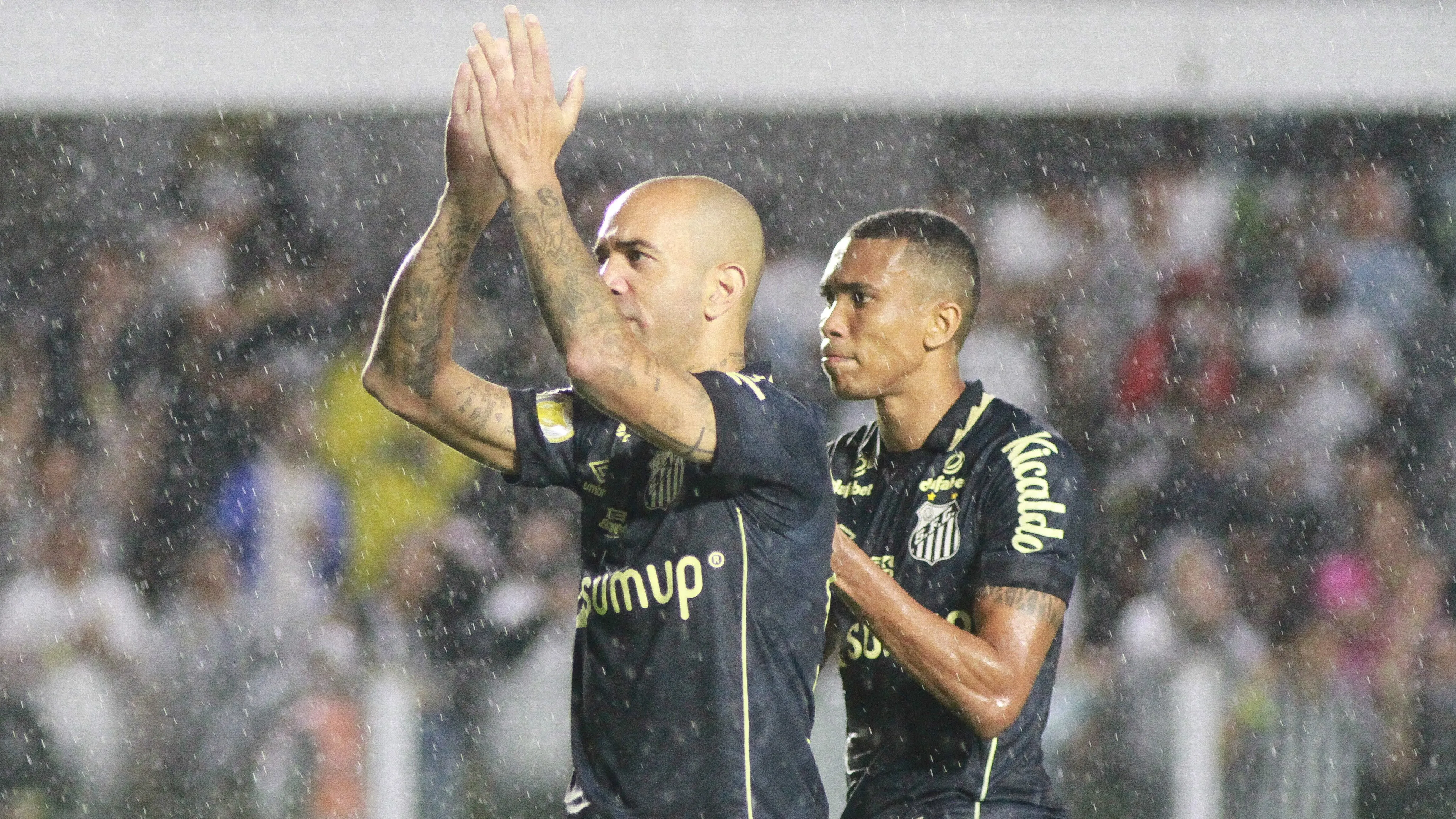 Tardelli e Madson jogadores do Santos, autores dos gols, deixam o campo apos partida contra o Fluminense no estadio Vila Belmiro pelo campeonato Brasileiro A 2021. Foto: Fernanda Luz/AGIF