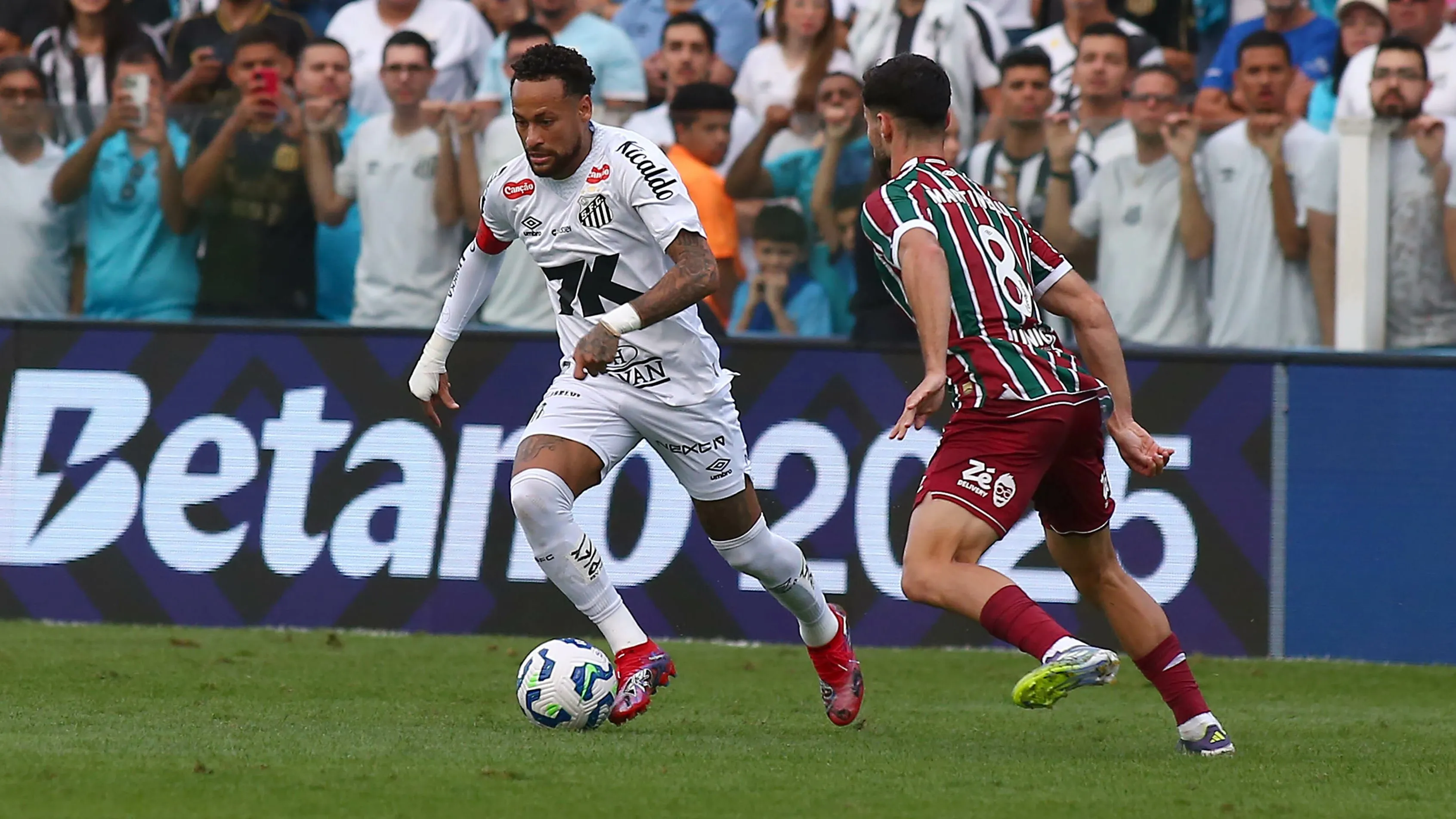Neymar jogador do Santos durante partida contra o Fluminense no estadio Vila Belmiro pelo campeonato Brasileiro A 2025. Foto: Mauricio De Souza/AGIF
