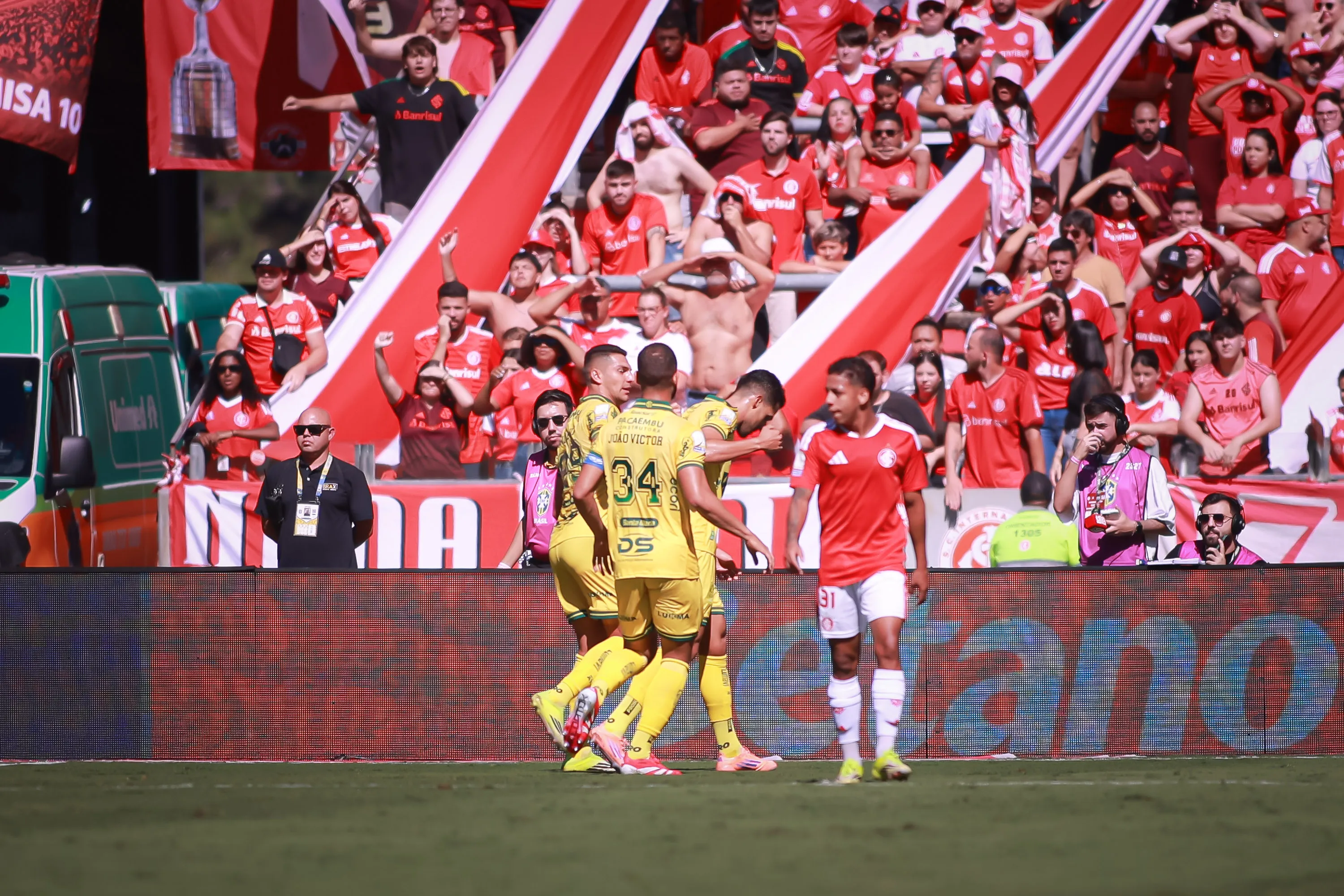 Jogadores do Mirassol comemoram um dos gols. Foto: Maxi Franzoi/AGIF