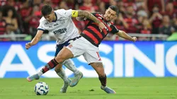 Arrascaeta jogador do Flamengo disputa lance com Ramos Mingo jogador do Bahia durante partida no estadio Maracana pelo campeonato Brasileiro A 2025. Foto: Thiago Ribeiro/AGIF