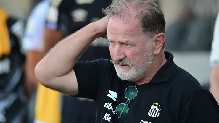 Cuquinha esteve no banco contra o Fluminense em razão da suspensão de Cuca Foto: Jota Erre