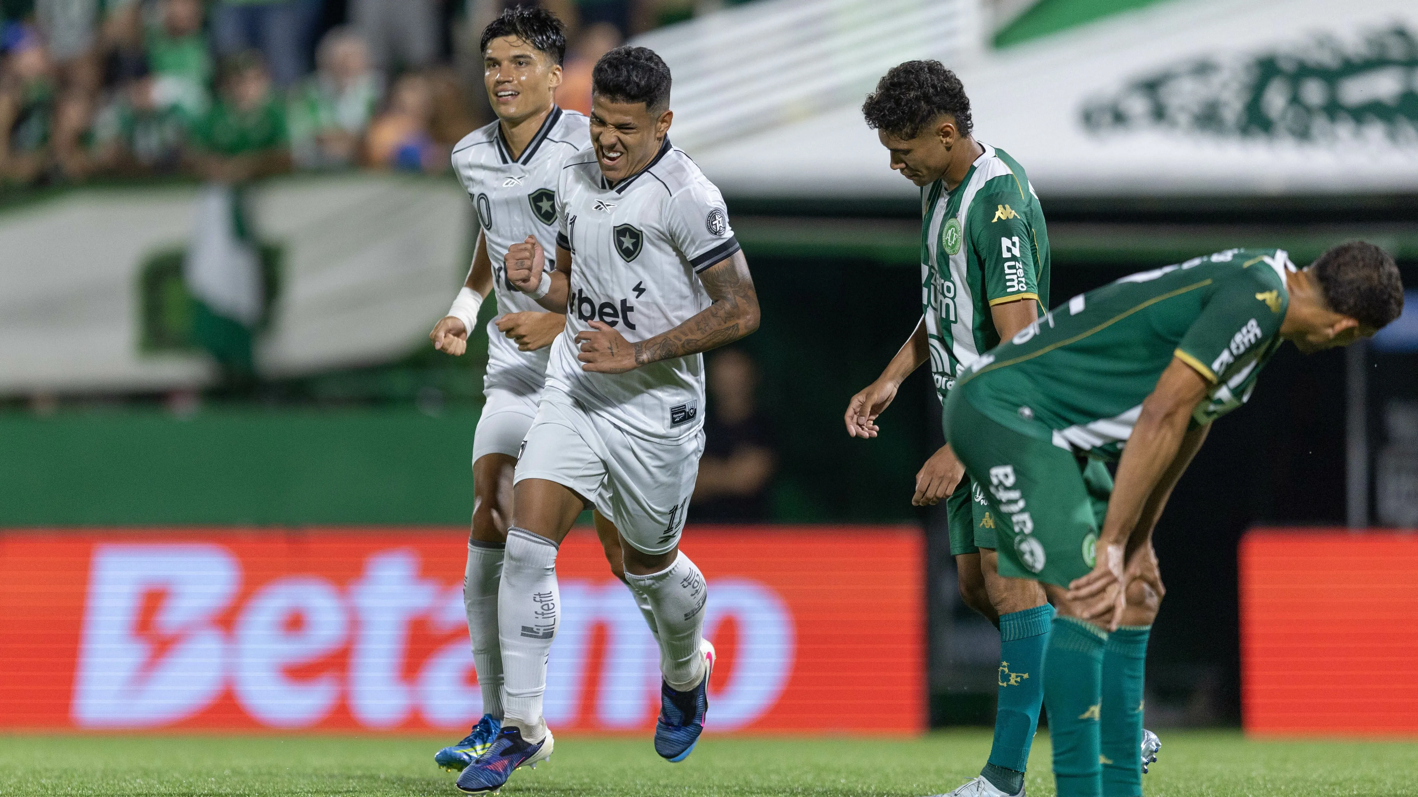 Matheus Martins jogador do Botafogo comemora seu gol durante partida contra o Chapecoense no estadio Arena Conda pelo campeonato Brasileiro A 2026. Foto: Liamara Polli/AGIF