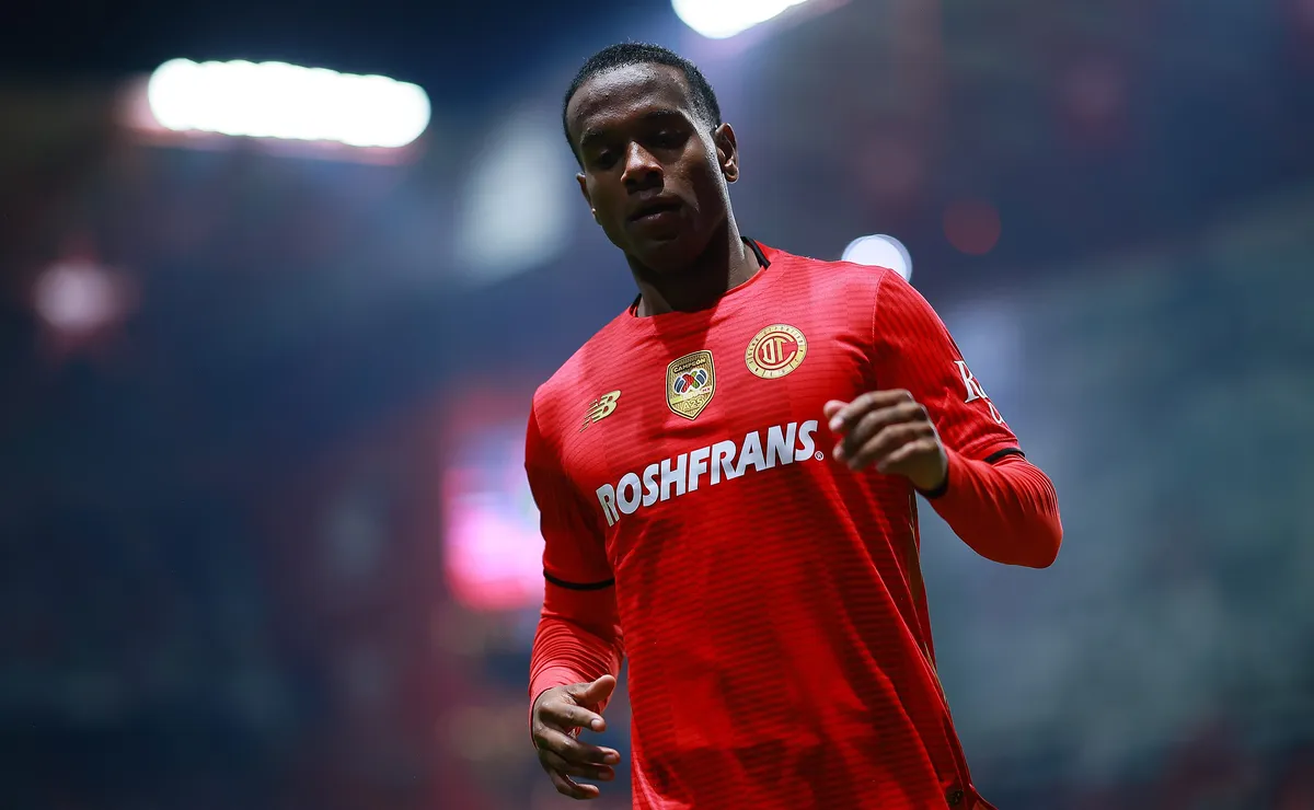 Cruzeiro entra forte no mercado e quer contratar atacante Helinho, do Toluca-MEX para Artur Jorge