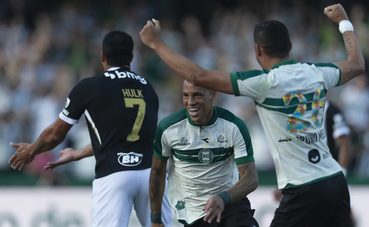 Atlético-MG perde para o Coritiba fora de casa e se aproxima da zona de rebaixamento