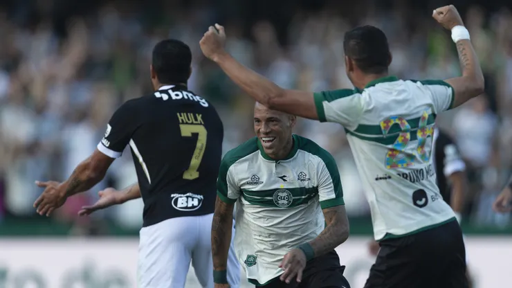 PR - CURITIBA - 19/04/2026 - BRASILEIRO A 2026, CORITIBA X ATLETICO-MG - Breno Lopes jogador do Coritiba comemora seu gol durante partida contra o Atletico-MG no estadio Couto Pereira pelo campeonato Brasileiro A 2026. Foto: Hedeson Alves/AGIF