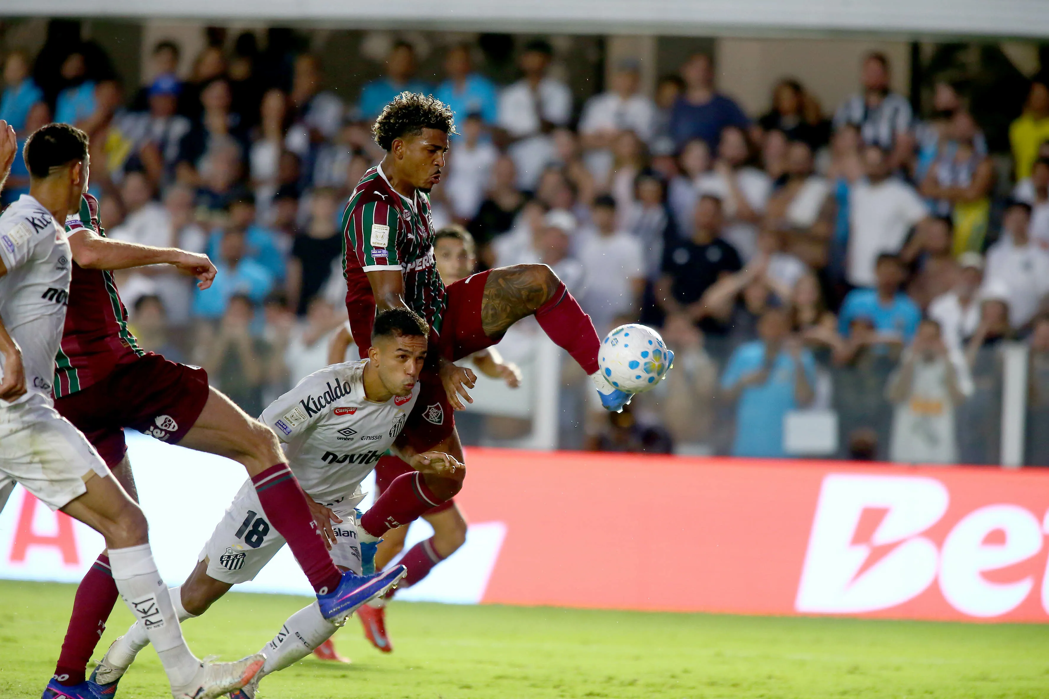 SP – SANTOS – 19/04/2026 – BRASILEIRO A 2026, SANTOS X FLUMINENSE – John Kennedy jogador do Fluminense comemora seu gol durante partida contra o Santos no estadio Vila Belmiro pelo campeonato Brasileiro A 2026. Foto: Mauricio De Souza/AGIF