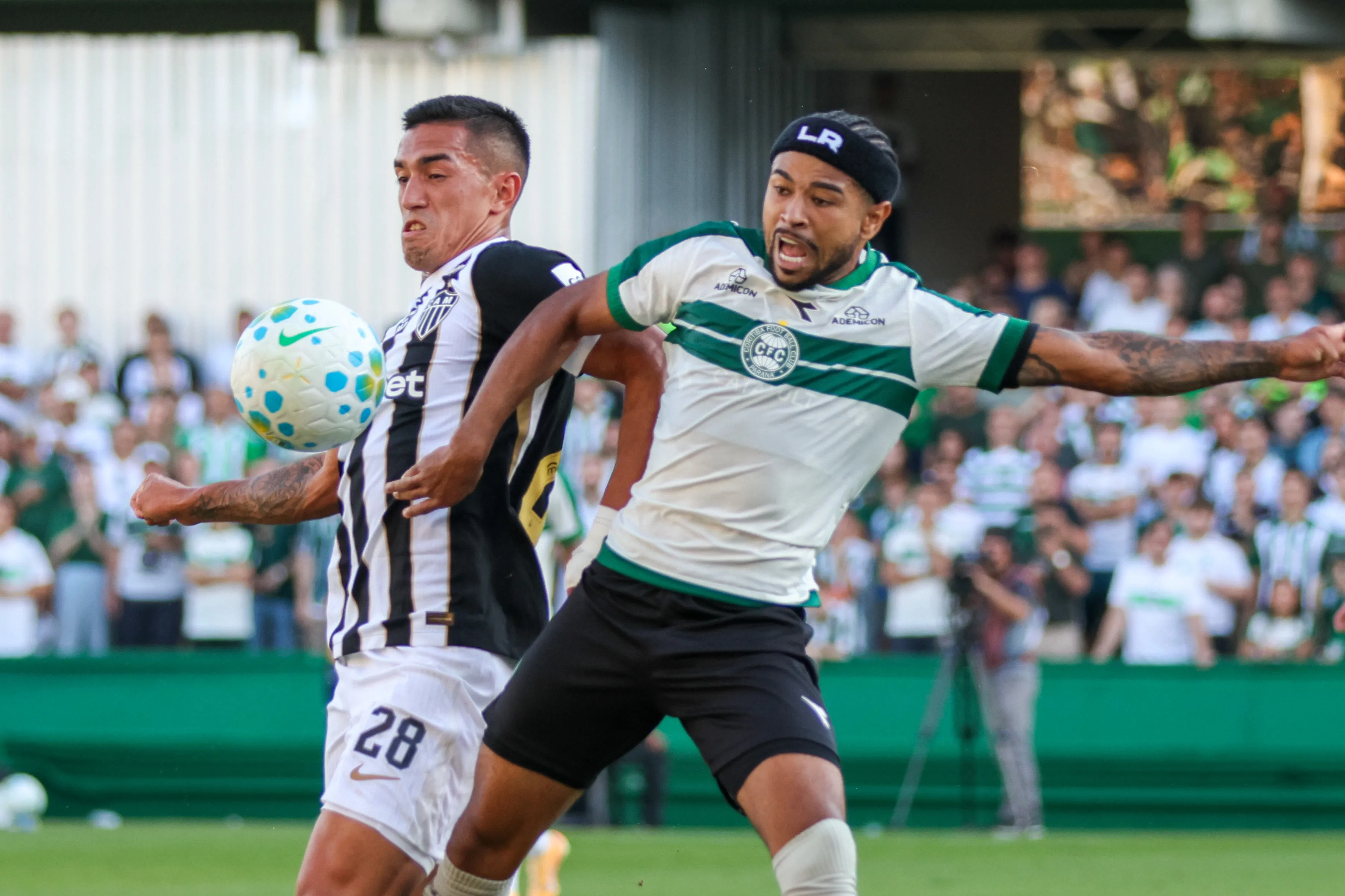 PR – CURITIBA – 19/04/2026 – BRASILEIRO A 2026, CORITIBA X ATLETICO-MG – Lucas Ronier jogador do Coritiba disputa lance com Cuello jogador do Atletico-MG durante partida no estadio Couto Pereira pelo campeonato Brasileiro A 2026. Foto: Robson Mafra/AGIF