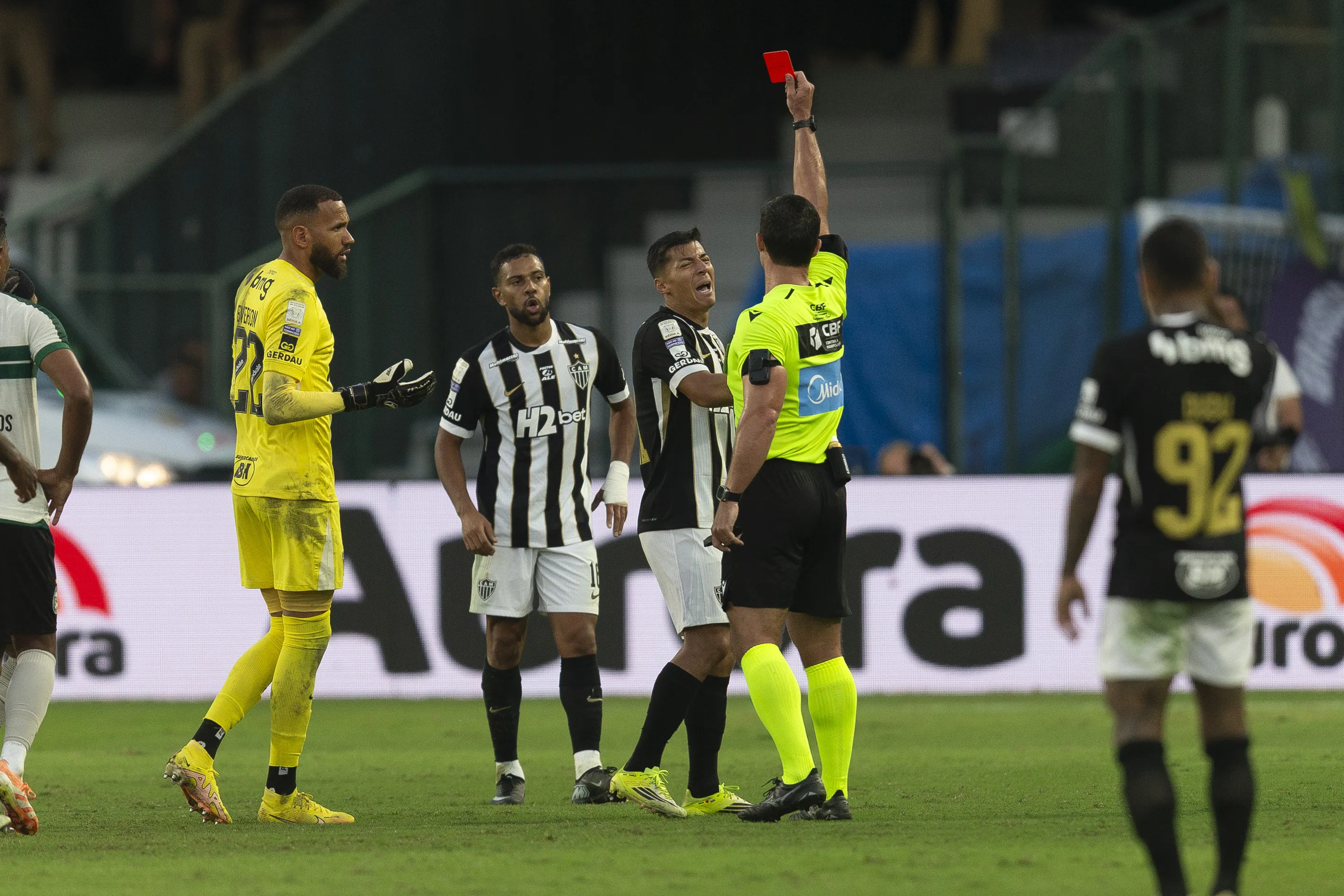 Renan Lodi foi expulso na partida. Foto: Hedeson Alves/AGIF