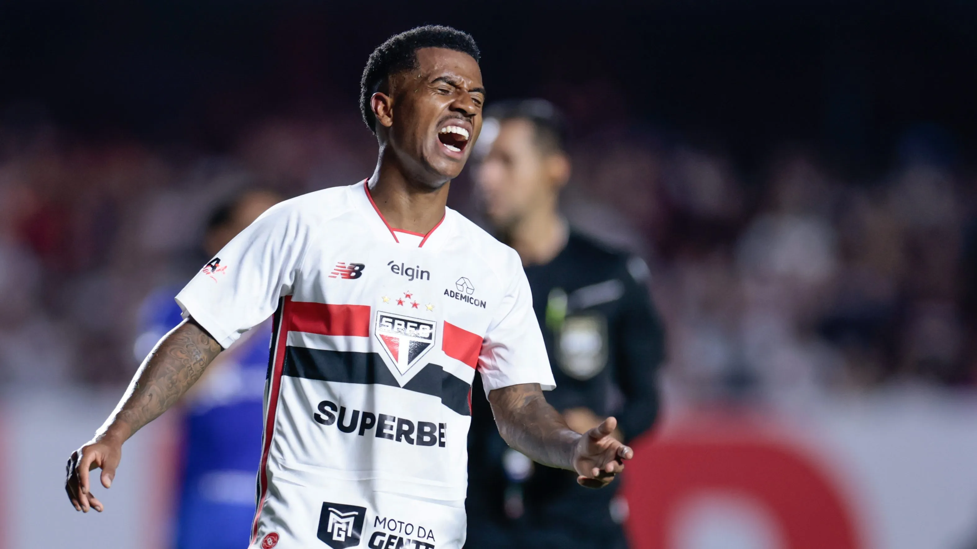 Marcos Antonio jogador do Sao Paulo lamenta durante partida contra o Cruzeiro no estadio Morumbi pelo campeonato Brasileiro A 2026. Foto: Marcello Zambrana/AGIF