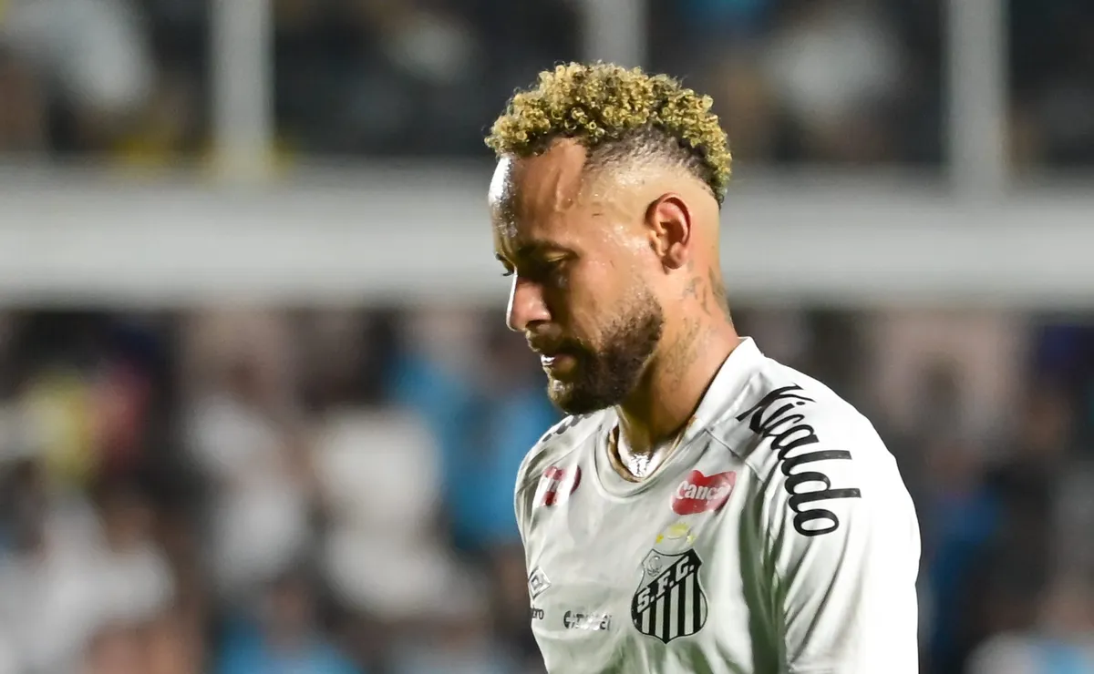 Neymar coloca os dedos nos ouvidos ao sair do jogo do Santos e momento gera debate