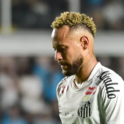 Neymar chama atenção ao sair do gramado com dedos nos ouvidos