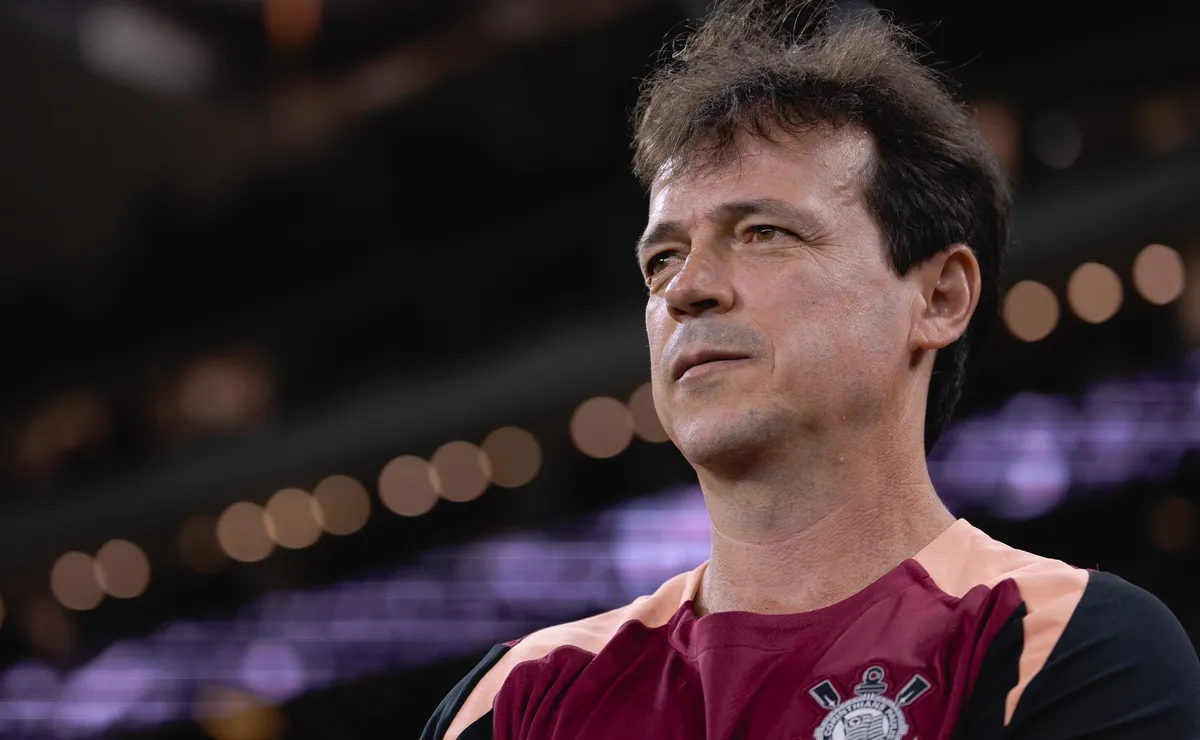 Corinthians negocia com atacante da Série A após pedido de Diniz, revela Samir Carvalho