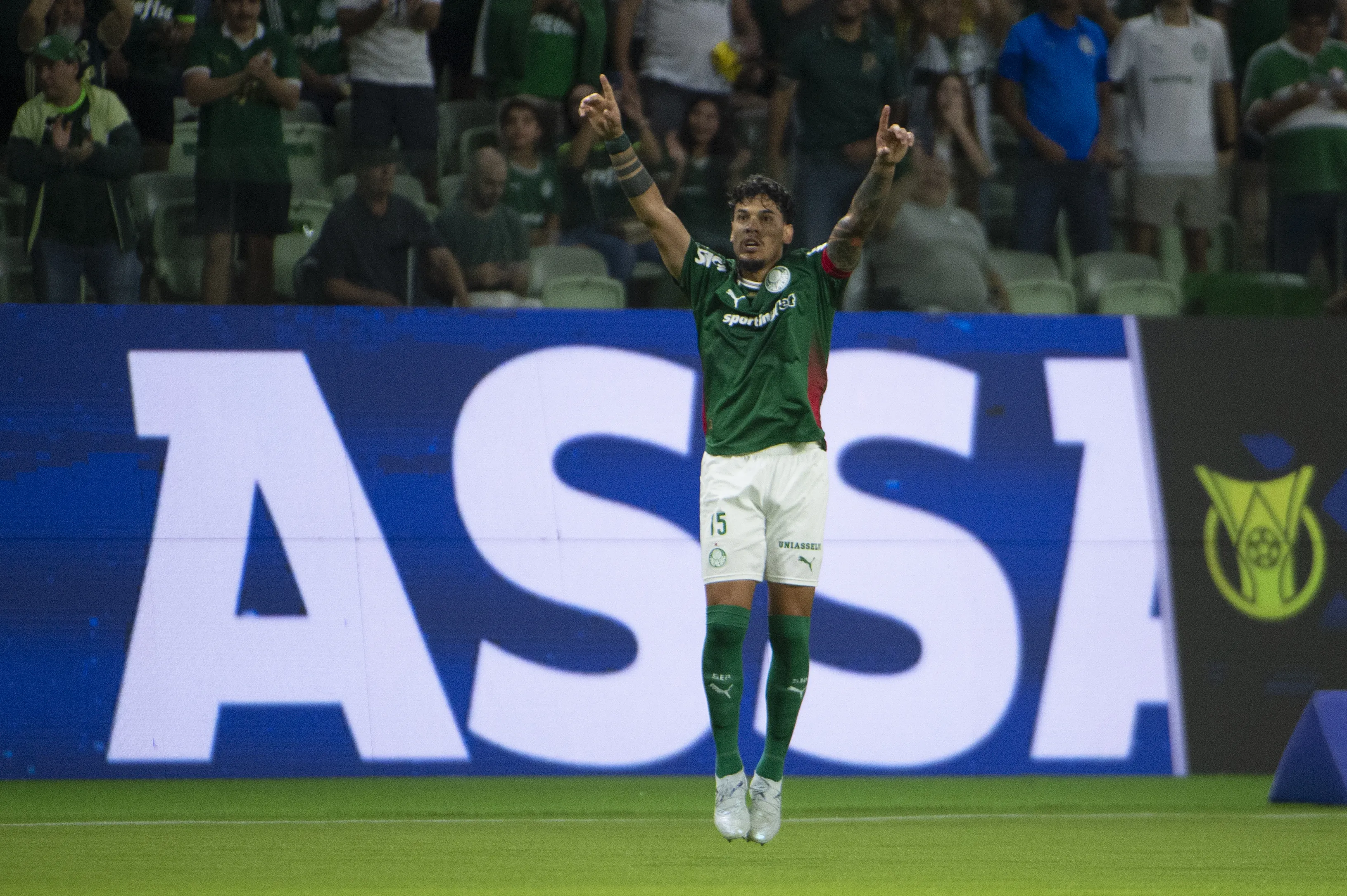 Gustavo Gómez jogador do Palmeiras comemora seu gol durante partida contra o Athletico-PR. Foto: Anderson Romão/AGIF
