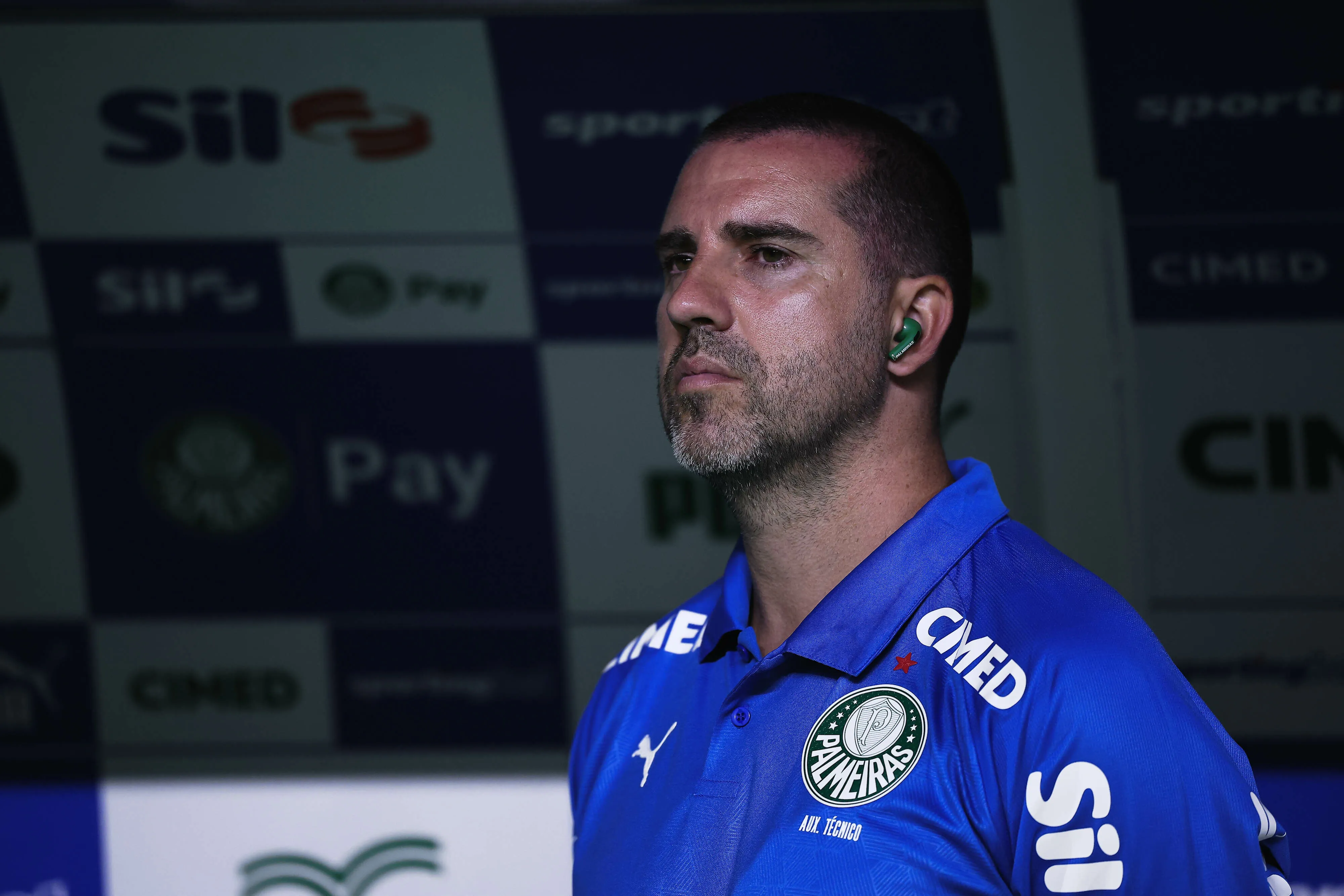 Joao Martins auxiliar técnico do Palmeiras durante partida contra o Athletico-PR. Foto: Ettore Chiereguini/AGIF