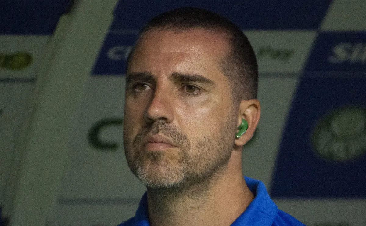 João Martins mexe bem após expulsão e Palmeiras sustenta vitória diante do Athletico-PR