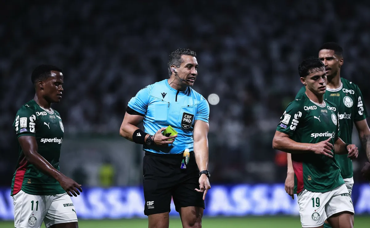 PC de Oliveira aprova decisão de Felipe Fernandes em pênalti anulado em Palmeiras x Athletico