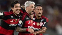 De Arrascaeta jogador do Flamengo comemora seu gol com Pedro jogador da sua equipe durante partida contra o Bahia no estadio Maracana pelo campeonato Brasileiro A 2026. Foto: Jorge Rodrigues/AGIF