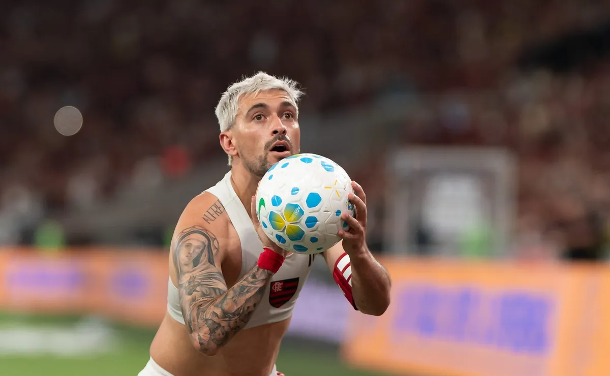 Arrascaeta marca em Flamengo x Bahia e homenageia Oscar Schmidt na comemoração