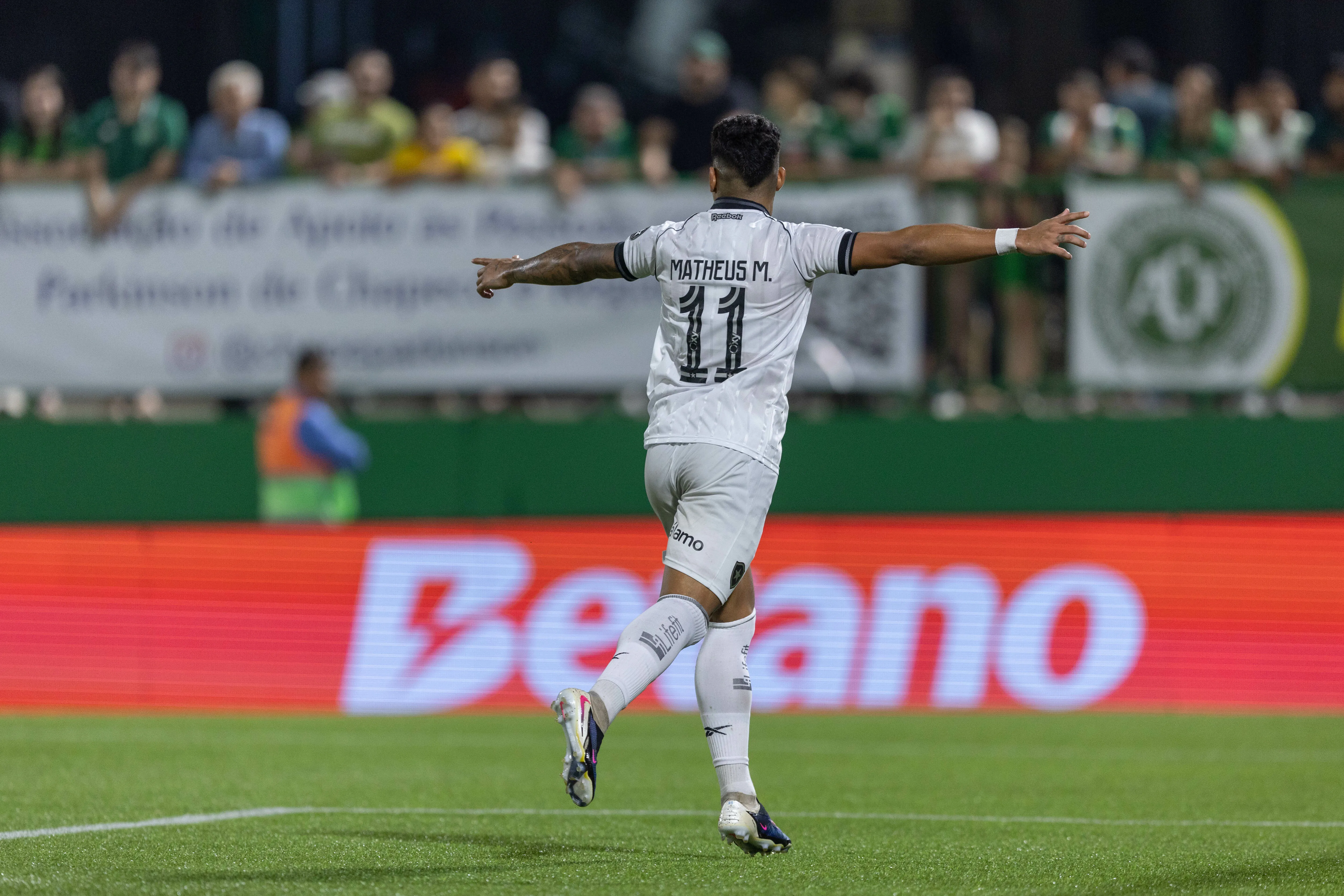 Matheus Martins jogador do Botafogo comemora seu gol durante partida contra o Chapecoense no estadio Arena Conda pelo campeonato Brasileiro A 2026. Foto: Liamara Polli/AGIF