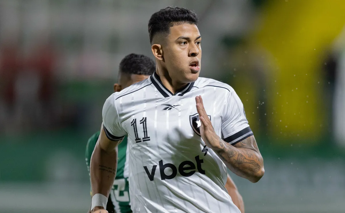 Com dois gols, Matheus Martins lidera vitória do Botafogo e recebe elogios de Felipe Diniz