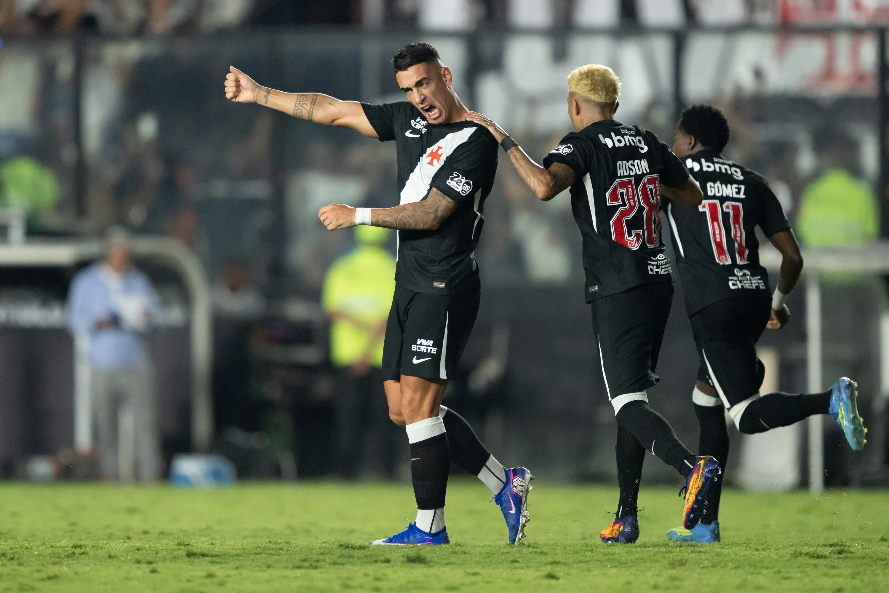Puma Rodriguez jogador do Vasco comemora seu gol durante partida contra o Sao Paulo no estadio Sao Januario pelo campeonato Brasileiro A 2026. Foto: Jorge Rodrigues/AGIF